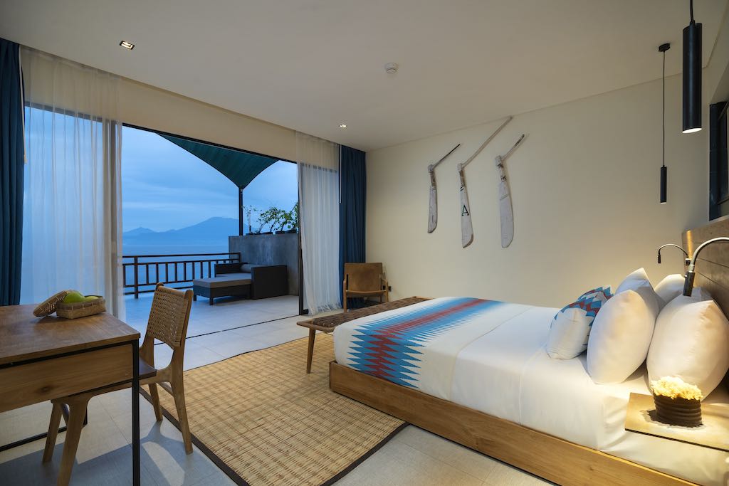 Adiwana Warnakali PADI 5 star dive resort chambre avec vue le soir
