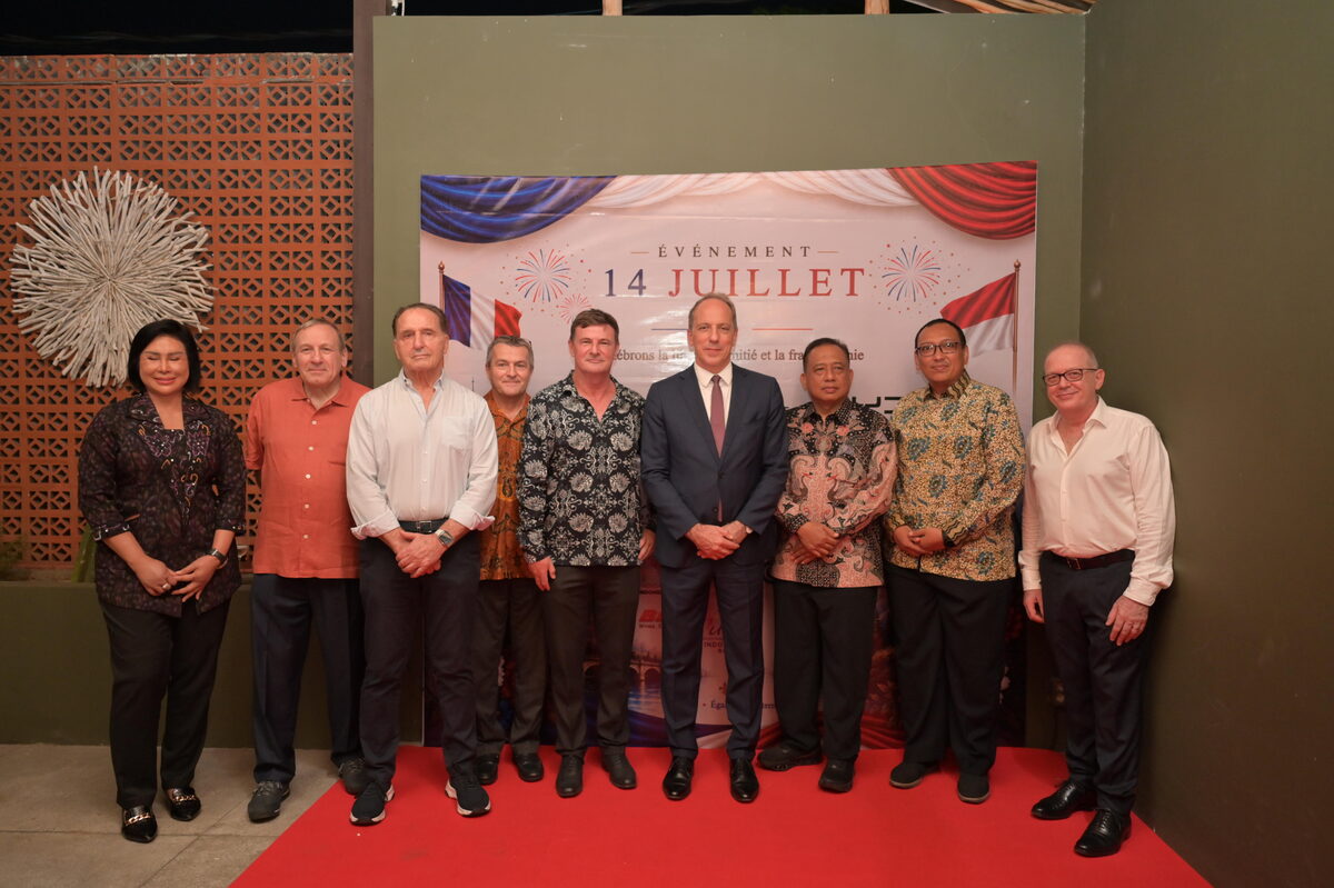 S.E. l'Ambassadeur de France, les officiels indonésiens, le Président Monde de l'UFE, le président de l'UFE Bali et les conseillers des Français de l'étranger d'Indonésie.